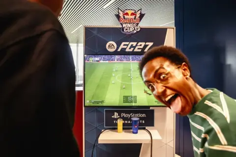 Ein Gast reagiert in Brüssel vor einem Bildschirm mit EA SPORTS FC 27 in den Farben des Red Bull Wings Cup, beim belgischen Launch von EA SPORTS FC 27 und des Red Bull Wings Cup am 23. September 2026